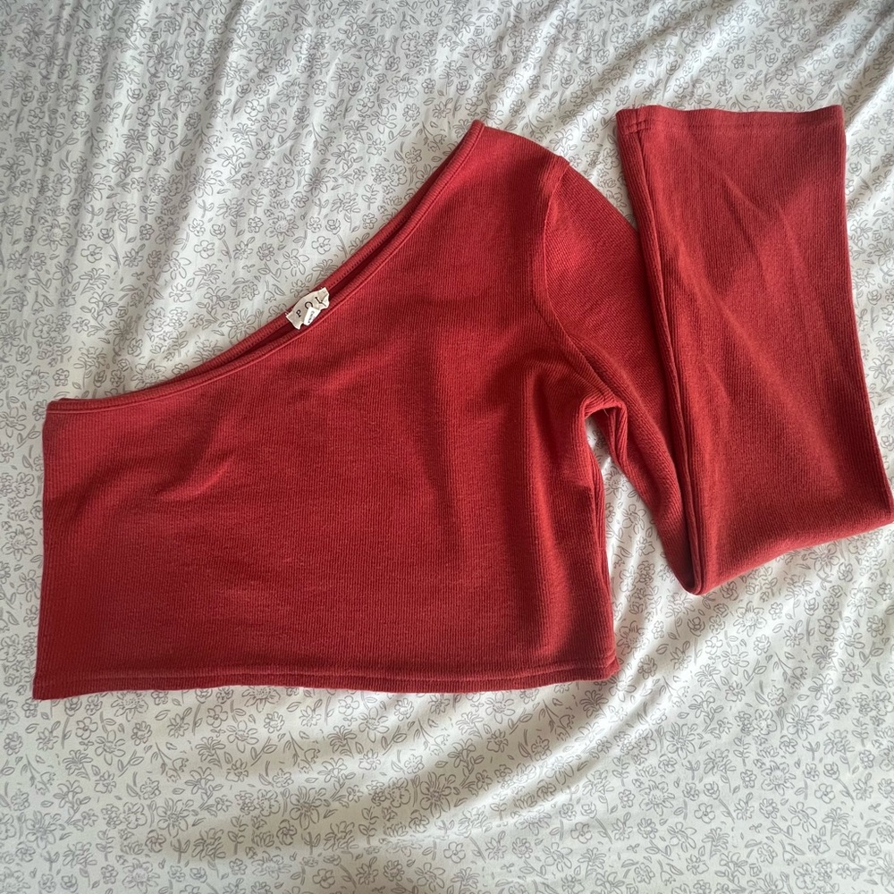 POL Vibrant Red one shoulder Knit Top in Sz (L)